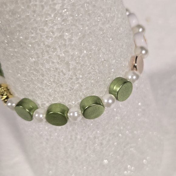 Green and White Beaded Bracelet - Picture 5 of 5